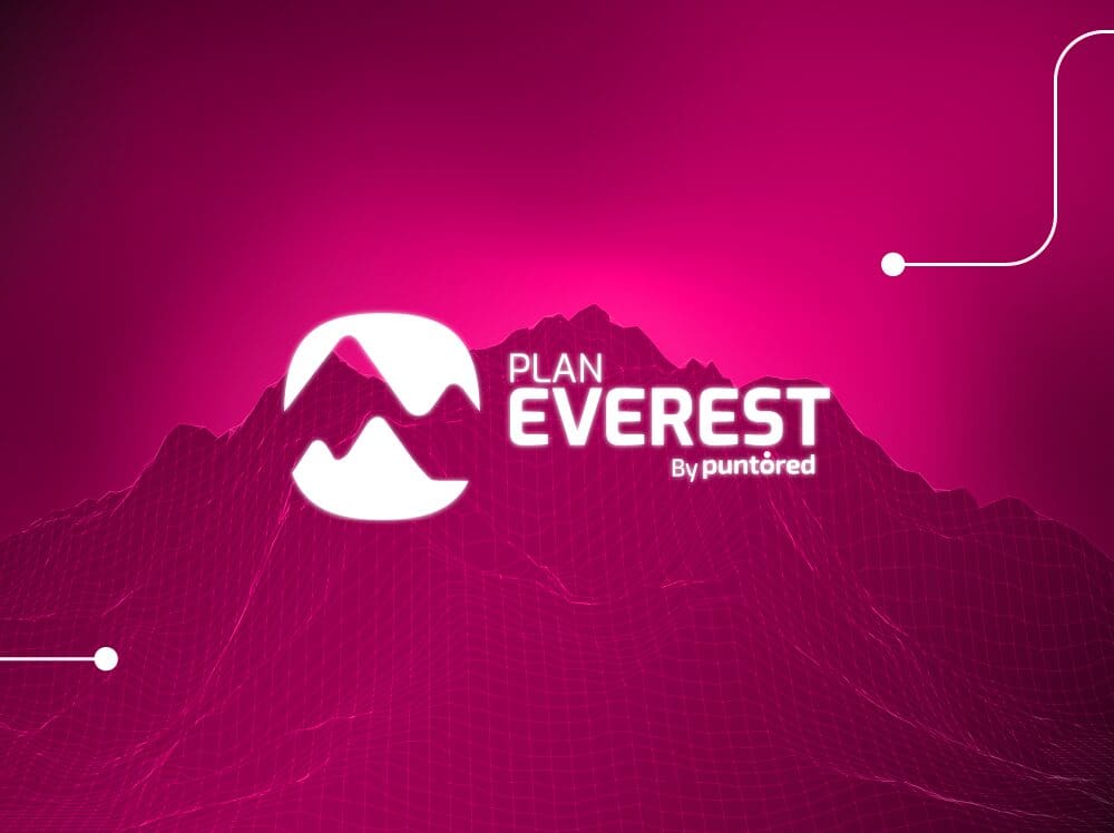 Un fondo magenta con una montaña en forma de alambre y un texto blanco que muestra "Plan Everest by Puntored" junto a un logotipo en forma de montaña.